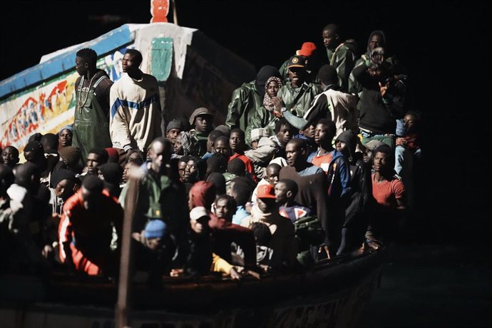 Decenas de personas en un cayuco a su llegada al muelle de La Restinga, a 4 de noviembre de 2023, en El Hierro, Islas Canarias (España). 