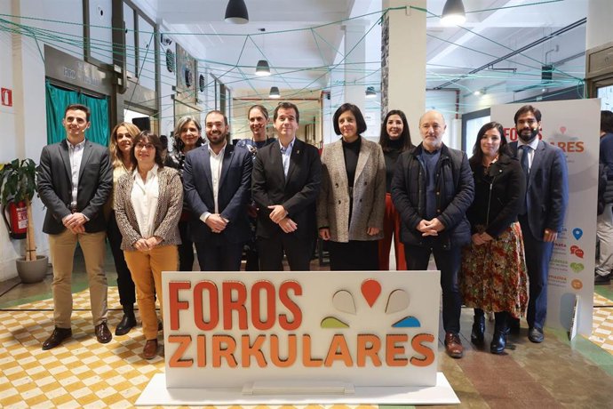 El consejero Mikel Irujo, junto a la directora general Uxue Itoiz, y el director general Sergio Pérez, y resto de participantes en el inicio de las jornadas de Foros Zirkulares.