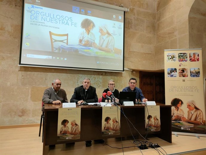 El obispo de Salamanca, José Luis Retana, segundo por la iquierda, en la presentación de la memoria de la Diócesis de Salamanca