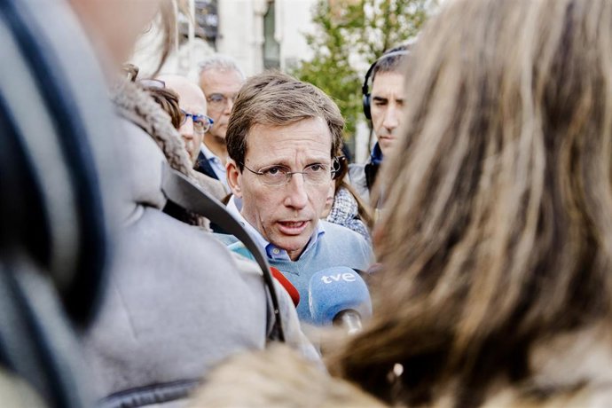 El alcalde de Madrid, José Luis Martínez-Alemida, ofrece declaraciones a los medios tras participar en un minuto de silencio para condenar el asesinato machista del pasado sábado