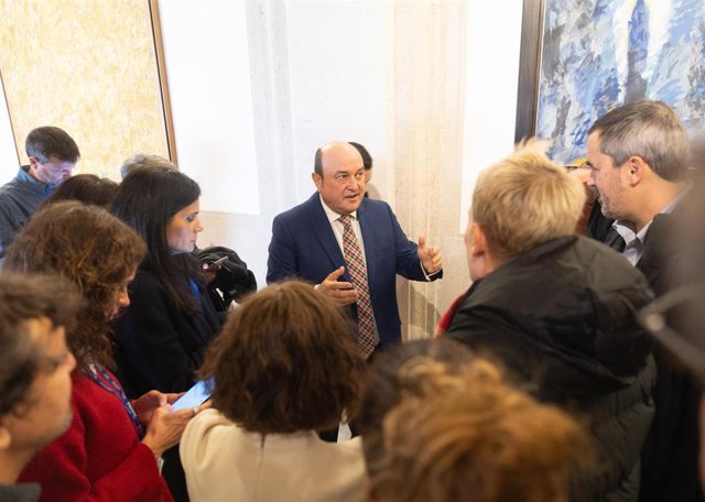 El presidente del EBB del PNV, Andoni Ortuzar, atiende a los medios de comunicación tras la firma de un acuerdo para la investidura con el PSOE, en el Congreso de los Diputados