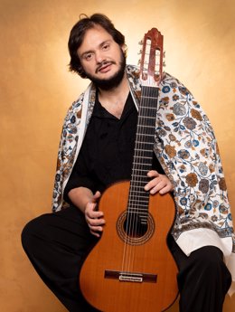 El guitarrista Yamandu Costa llega el domingo al CCMD con folclore brasileño y ritmos latinoamericanos .
