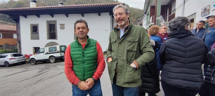El concejal de Vox en el Ayuntamiento de Aller, Antonio del Peño y el diputado regional de Vox, Javier Jové.