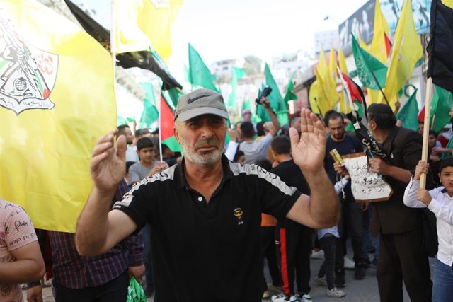 Imagen de archivo de manifestantes con banderas de Al Fatá y Hamás.