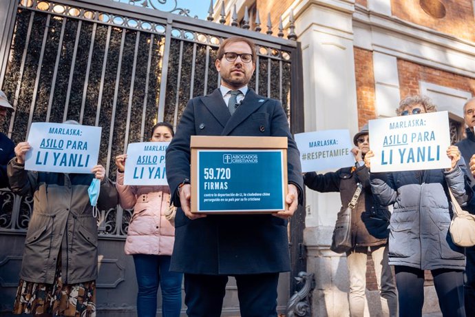 El portavoz de la Fundación Española Abogados Cristianos, Norberto Domínguez, lleva una caja con las firmas contra la deportación de la ciudadana china, en la puerta del Ministerio de Interior, a 10 de noviembre de 2023, en Madrid (España). Las 60.000 f