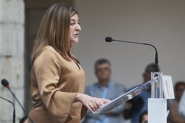 La presidenta de cantabria, María José Sáenz de Buruaga, durante la lectura de la declaración institucional.