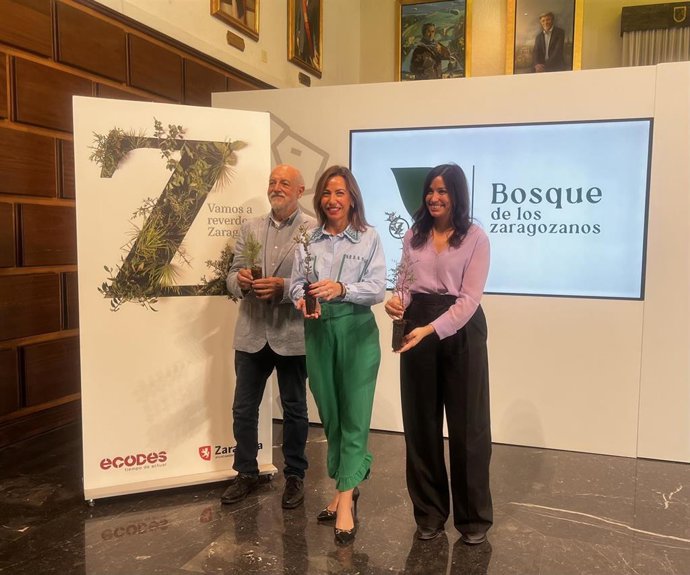 La alcaldesa de Zaragoza, Natalia Chueca, junto al presidente de ECODES, José Ángel Ruperez, y la consejera municipal de Movilidad y Medio Ambiente, Tatiana Gaudes.
