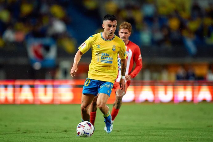 Moleiro of UD Las Palmas and Rodrigo De Paul of Atletico de Madrid in action during the Spanish league, La Liga EA Sports, football match played between UD Las Palmas and Atletico de Madrid at Estadio Gran Canaria on October 22, 2023, in Las Palmas de G