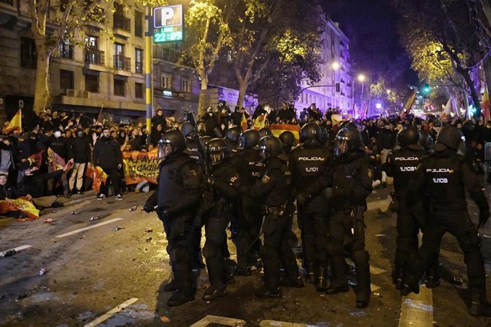 Decenas de manifestantes con banderas se enfrentan a la Policía, durante una concentración en contra de la amnistía, frente a la sede del PSOE en la calle Ferraz, a 7 de noviembre de 2023, en Madrid (España). Los manifestantes se han mostrado opuestos a