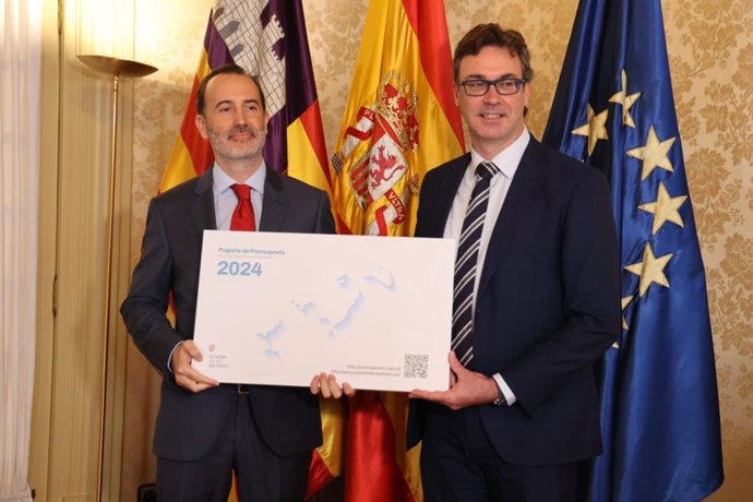 El presidente del Parlament, Gabriel Le Senne, y el conseller de Economía, Antoni Costa.