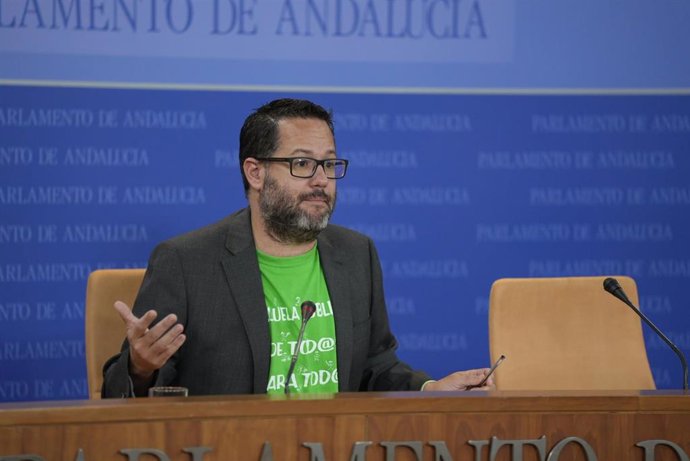 El portavoz del Grupo Parlamentario Mixto-Adelante Andalucía, José Ignacio García, en rueda de prensa en el Parlamento. (Foto de archivo).