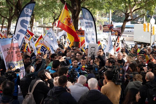 Concentración de sindicatos de la Policía Nacional y Guardia Civil contra la amnistía
