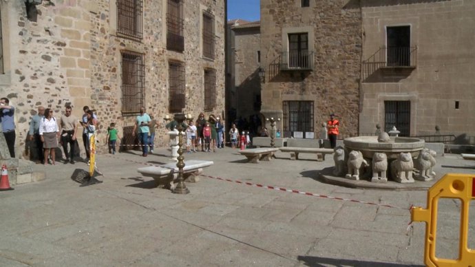 Archivo - Plaza del casco histórico de Cáceres preparada para el inicio hoy del rodaje de 'La Casa del Dragón' en 2021.