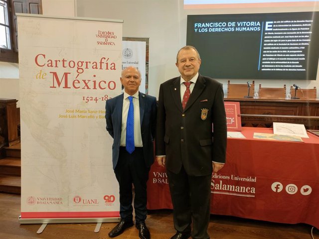 Los académicos José María Sanz (i) y José Luis Marcello (d), autores de 'Cartografía de México en la Biblioteca Histórica de la Universidad de Salamanca'.