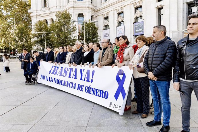 Concejales del Ayuntamiento de Madrid sujetan una pancarta sobre la violencia de género durante un minuto de silencio para condenar el asesinato machista del pasado sábado