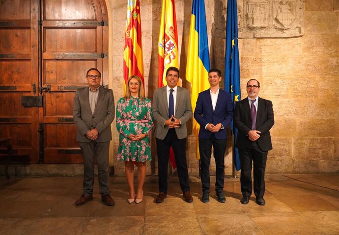 El president del PPCV i president de la Generalitat Valenciana, Carlos Mazón (c), i la consellera d'Innovació, Indústria, Comer i Turisme, Nuria Montes (2e), posen el dia en el qual s'aprova el Decret Llei de Derogació de la taxa turística