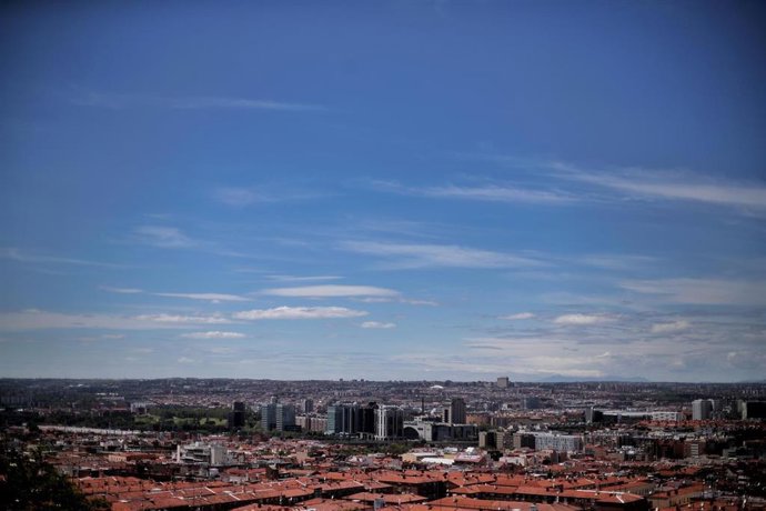 Archivo - Cielo despejado en Madrid durante el día 46 del estado de alarma, después de que varios estudios registren bajos niveles continuos de concentraciones de dióxido de nitrógeno en Europa coincidiendo con las medidas de bloqueo implementadas para 