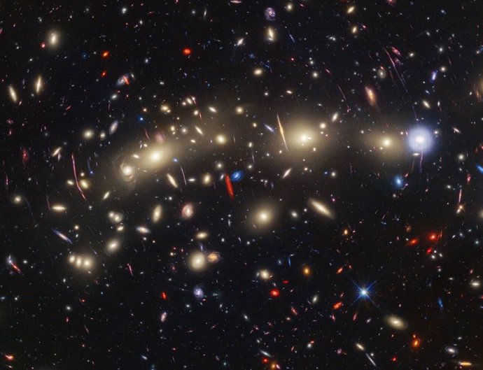 Webb y Hubble crean esta imagen de un vívido paisaje de galaxias junto con más de una docena de objetos que varían en el tiempo recientemente encontrados