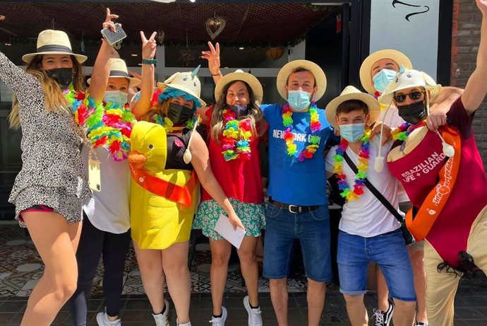 Archivo - Amigos celebrando una despedida