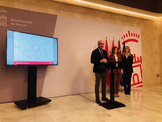 El concejal de Movilidad y portavoz adjunto del equipo de Gobierno, José Francisco Muñoz, explica el refuerzo de frecuencias junto a la portavoz del equipo de Gobierno del Ayuntamiento de Murcia, Rebeca Pérez, y la edil Pilar Torres