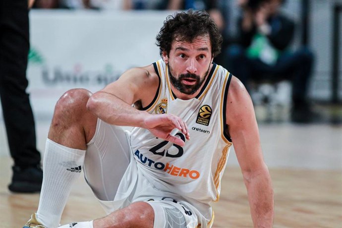 El jugador del Real Madrid de baloncesto Sergio Llull, ante la Virtus de Bolonia italiana en Euroliga.