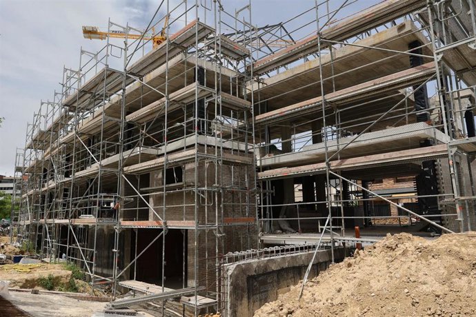Archivo - Viviendas en construcción.
