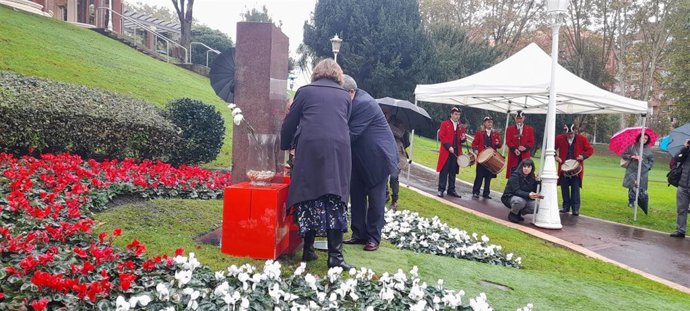 El alcalde de Bilbao, Juan Mari Aburto, y la diputada general de Bizkaia, Elixabete Etxanobe, depositan una corona ante el monolito que recuerda a las víctimas del terrorismo.