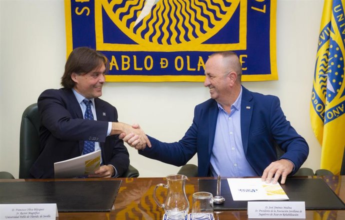 El rector de la Universidad Pablo de Olavide (UPO), Francisco Oliva Blázquez, y el presidente de la Asociación Sevillana de Jugadores de Azar en Rehabilitación (Asejer), José Jiménez Medina.
