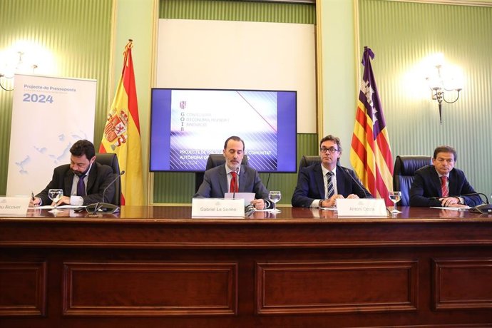 En el centro, el presidente del Parlament, Gabriel Le Senne, y el conseller de Economía, Antoni Costa.