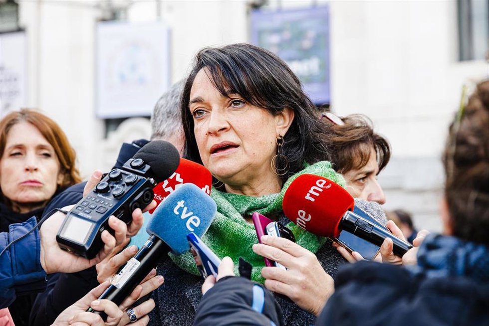 La concejala de Más Madrid, Pilar Sánchez, ofrece declaraciones a los medios tras participar en un minuto de silencio para condenar el asesinato machista del pasado sábado