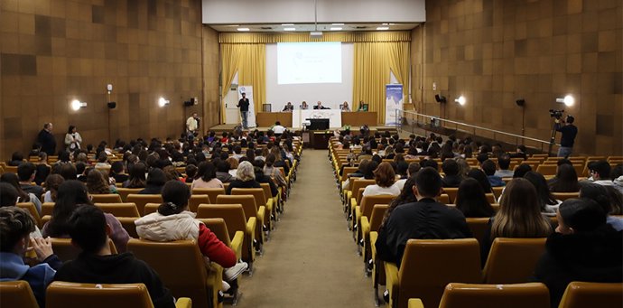 Acto de información sobre salud mental en el salón de grados de la Facultad de Medicina de Sevilla.