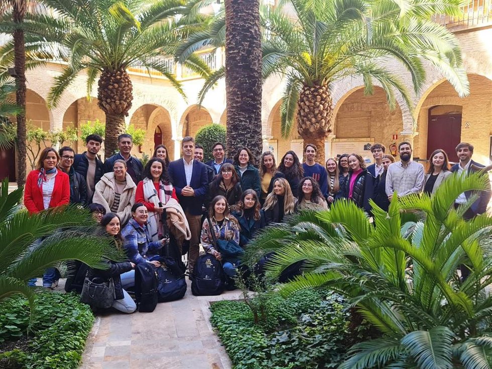 Carmona, junto a beneficiarios de las becas Talentium.