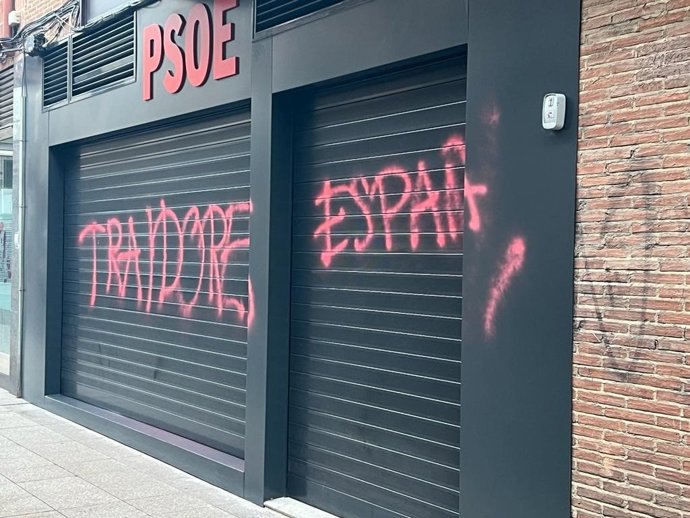 Imagen realizada en la sede del PSOE de Palencia en la que se puede leer 'traidores'