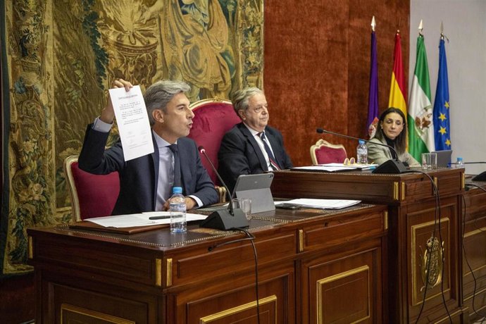 El presidente de la Diputación de Córdoba, Salvador Fuentes (centro), en el Pleno extraordinario de la Corporación provincial.