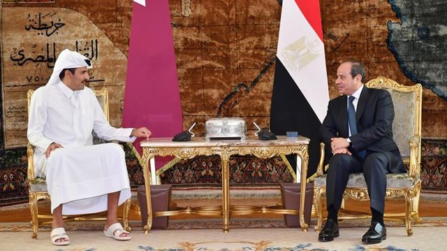 El presidente de Egipto, Abdelfatá al Sisi, recibe en El Cairo al emir de Qatar, Tamin bin Hamad al Thani