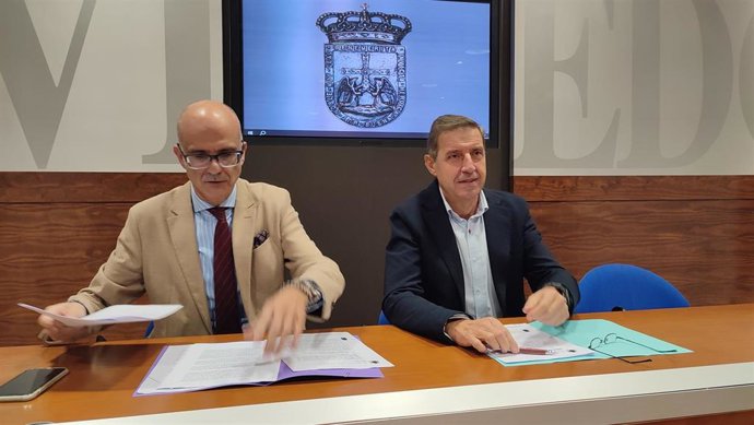 Los concejales del PSOE de Oviedo Carlos Fernández Llaneza y Jorge García Monsalve.