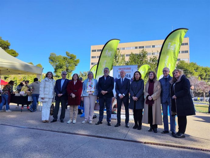 El rector de la Universidad de Zaragoza, José Antonio Mayoral;  la vicerrectora de Cultura y Proyección Social, Yolanda Polo; la directora general de Universidades del Gobierno de Aragón, María Luisa Feijóo; y el consejero de Economía, Carlos Gimeno