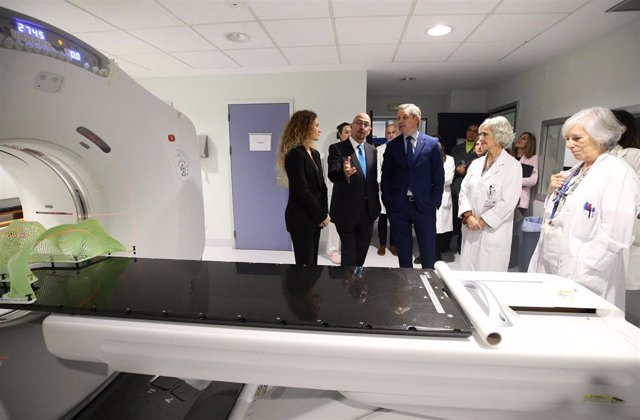 El consejero de Salud, César Pascual, y el ministro de Sanidad, José Manuel Miñones, visitan los últimos equipos instalados, financiados a través del Plan de Inversión en Equipos de Alta Tecnología (INVEAT)