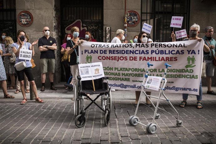 Archivo - Varias personas participan en una manifestación convocada contra la gestión de la presidenta en funciones de la Comunidad de Madrid en los geriátricos durante la pandemia, a 15 de junio de 2021, frente a la Consejería de Sanidad, Madrid, (Espa