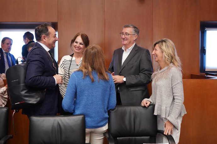 El consejero de Medio Ambiente y Turismo, Manuel Blasco, conversa con varios diputados de las Cortes de Aragón.