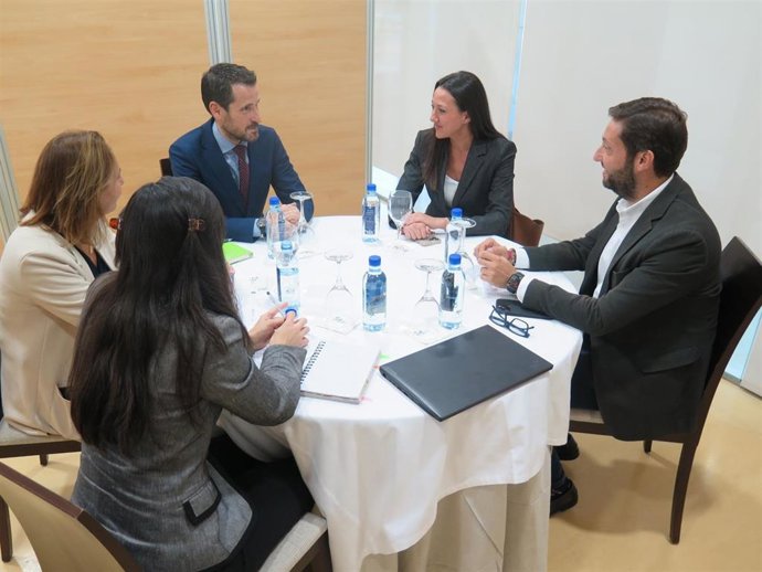 La consejera de Turismo, Cultura, Juventud y Deportes, Carmen Conesa, reunida con representantes de Aeropuertos Españoles y Navegación Aérea (Aena)