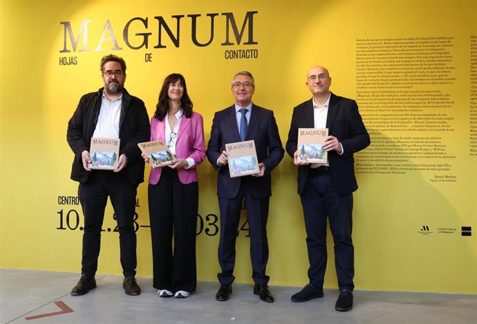 El presidente de la Diputación de Málaga, Francisco Salado, presenta la exposición 'Magnum. Hojas de contacto' con la presencia de la comisaria de la muestra, Dumia Medina, y del fotógrafo de la agencia Magnum, Thomas Dworzak