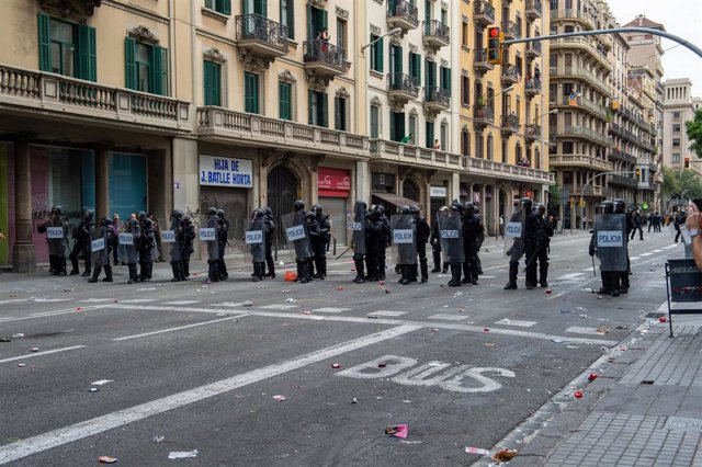 Archivo - Agentes de la Policía Nacional forman una fila para cargar en la Vía Layetana durante la manifestación organizada por los sindicatos Intersindical-CSC e IAC en Barcelona durante la huelga general en Catalunya en reacción a las penas por el 1-O