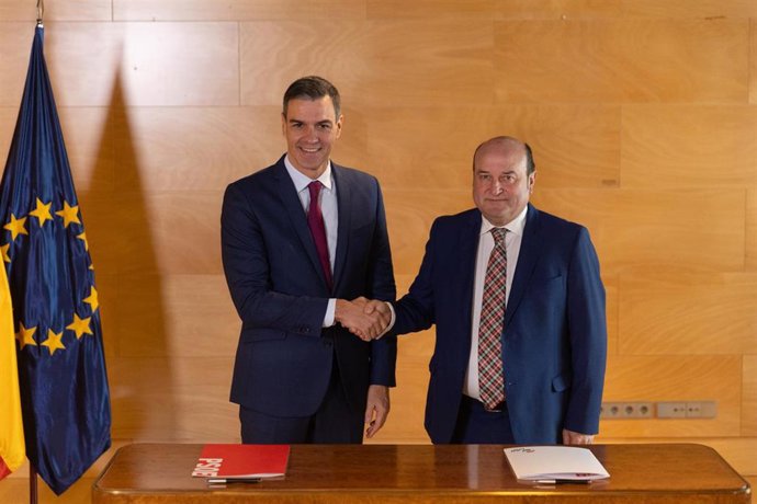 El presidente del Gobierno en funciones y candidato a la reelección, Pedro Sánchez (i), y el presidente del EBB del PNV, Andoni Ortuzar (d), firman un acuerdo para la investidura, en el Congreso de los Diputados, a 10 de noviembre de 2023, en Madrid (Es