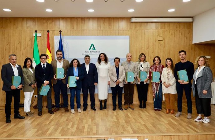 La consejera de Inclusión Social, Juventud, Familias e Igualdad, Loles López, entrega a representantes de ayuntamientos y de la Diputación de Huelva las resoluciones de las subvenciones correspondientes al Plan Corresponsables.