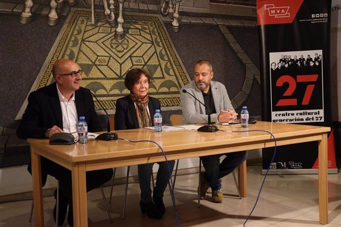 El vicepresidente de Cultura de la Diputación, Manuel López Mestanza, junto a los miembros del jurado, ha dado a conocer el nombre de la premiada.