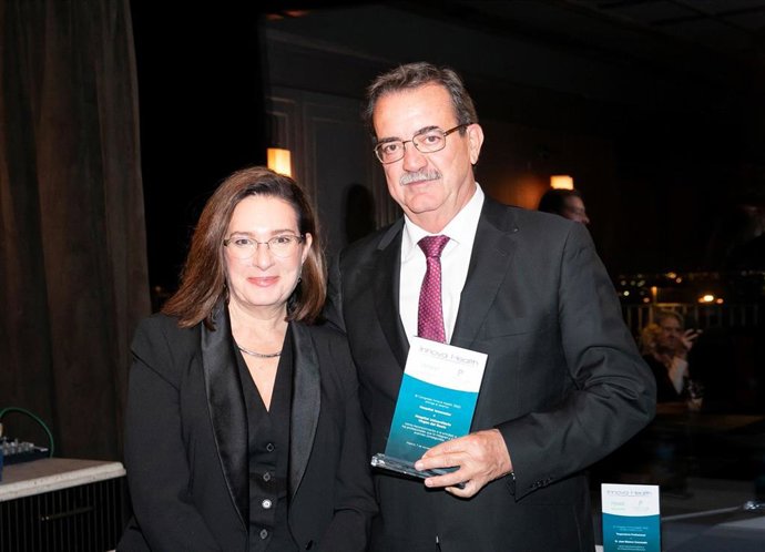 El director gerente del Virgen del Rocío, Manuel Molina Muñoz, ha recogido este galardón en un acto celebrado en Madrid.