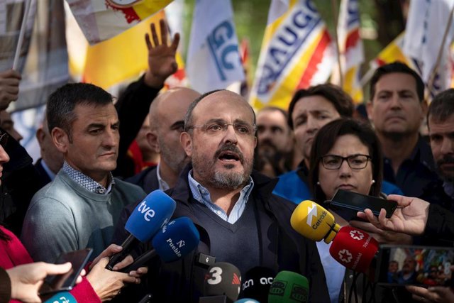 El presidente del PP catalán, Alejandro Fernández, atiende a medios durante una concentración de sindicatos de Policía Nacional y Guardia Civil contra la amnistía, frente a la Ciudad de la Justicia