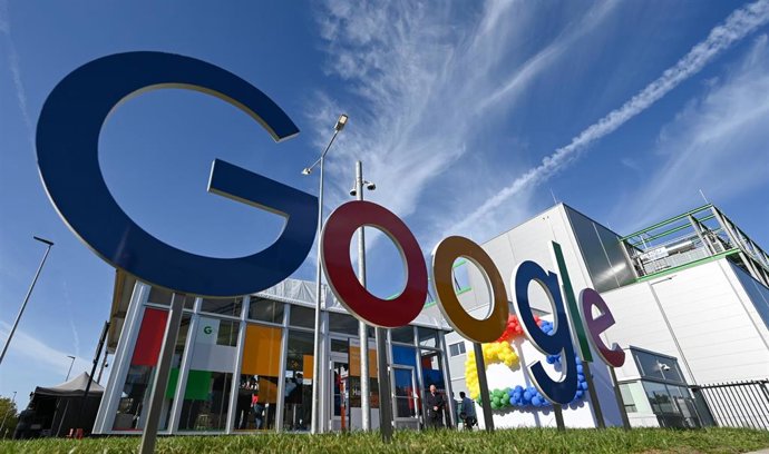Archivo - 06 October 2023, Hesse, Hanau: A Google sign stands in front of the building on the sidelines of the opening of the new Google Cloud data center. Photo: Arne Dedert/dpa
