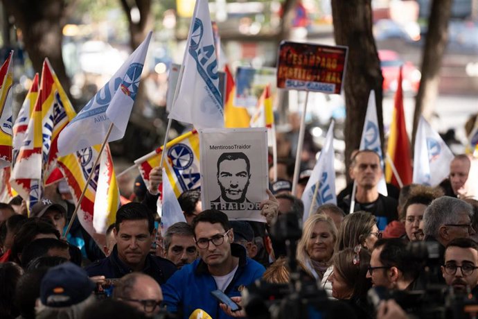 El diputado de Vox en el Parlament Sergio Macián en la concentración de apoyo a la Policía Nacional y la Guardia Civil contra la amnistía